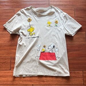 Peanuts Size medium Graphic Tshirt Size Medium Snoopy